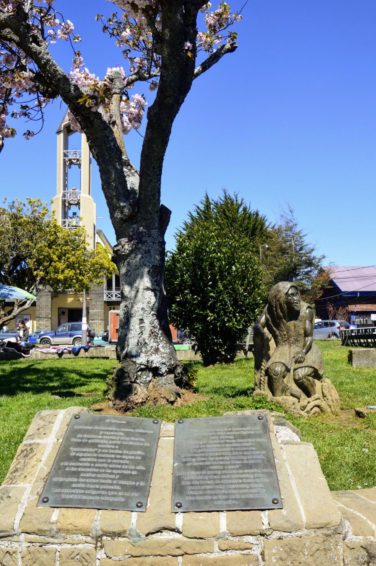 Le Trauco représenté sur la place d'Ancud