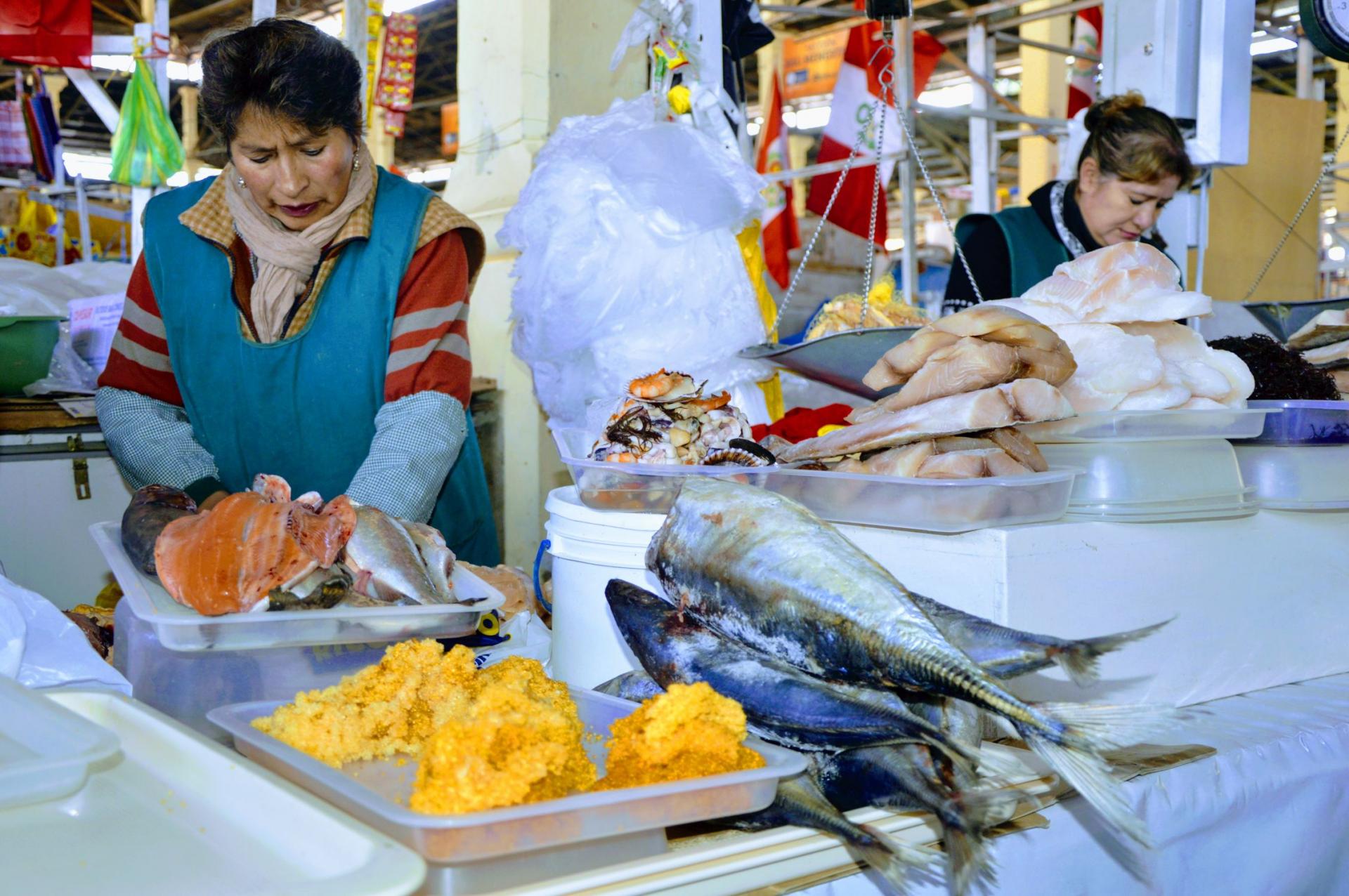 Étal de poissons au marché San Pedro